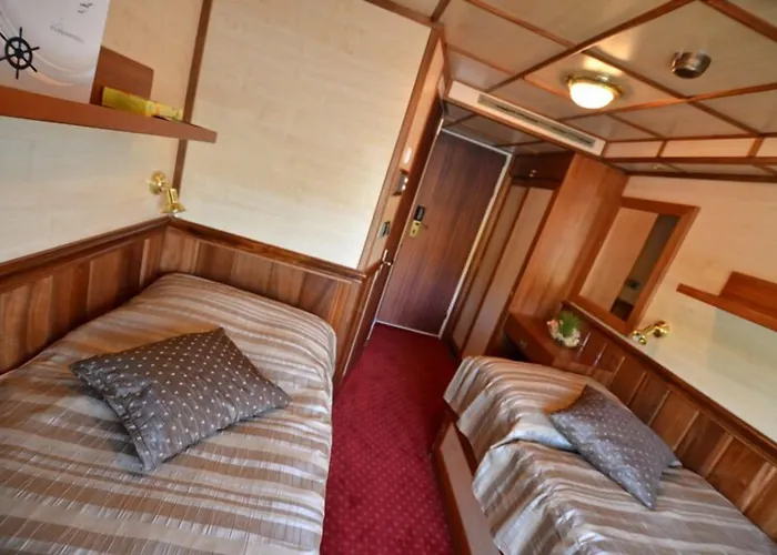 Florentina Boat Hotel 4*